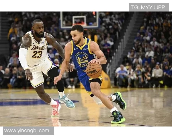 勇士与湖人激战正酣客队主队争夺季后赛席位的关键之战